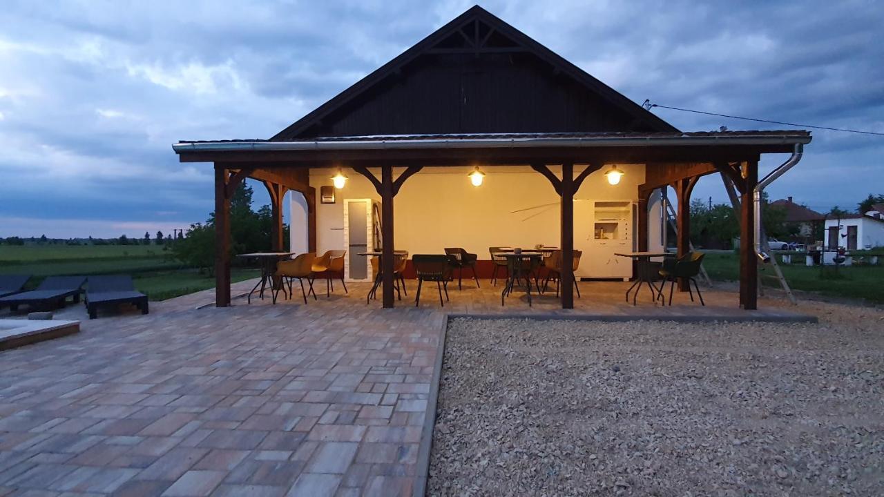 Bed and Breakfast Tisza White House à Tiszaszolos Extérieur photo