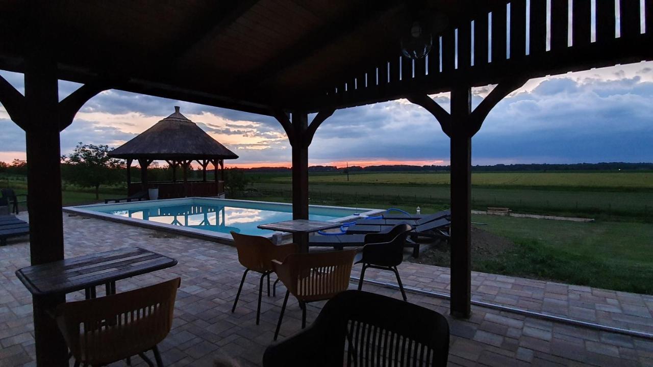 Bed and Breakfast Tisza White House à Tiszaszolos Extérieur photo
